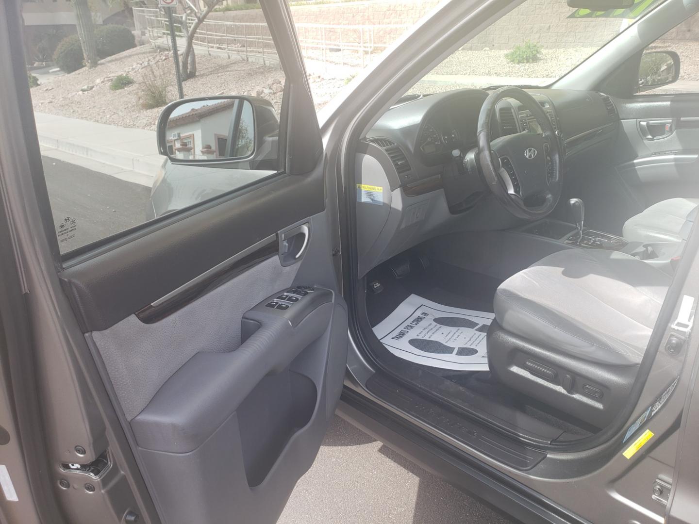 2011 gray /gray Hyundai Santa Fe SE (5XYZH4AG2BG) with an 3.5L V6 DOHC 24V engine, 6-Speed Automatic transmission, located at 323 E Dunlap Ave., Phoenix, AZ, 85020, (602) 331-9000, 33.567677, -112.069000 - 2011 Hyundai Santa Fe SE,......A Must See!! No accidents, Ice cold AC. The car is gorgeous inside and out. Power windows, Power door locks, Stereo/cd/mp3 Player, Phone sync, Bluetooth, Satellite compatible, Beautiful gray interior with gray leather seats in near perfect condition, Incredible gas mil - Photo#8